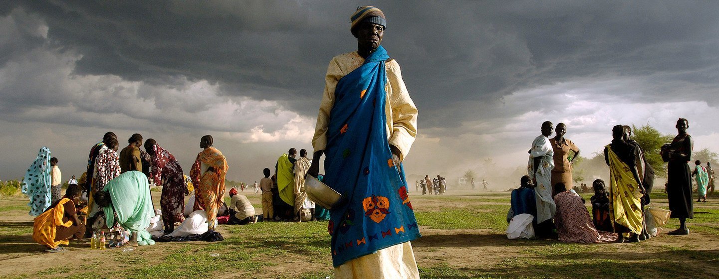 Una anciana, desplazada de su hogar en Abyei (Sudán), se prepara para recibir su ración de ayuda alimentaria de emergencia.