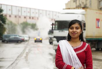 Un retrato de Maya Aktar, de Bangladesh, representante sindical de los trabajadores migrantes en el sector de la confección en Jordania.