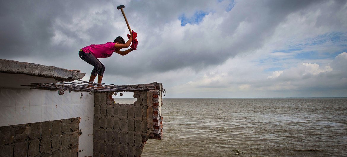 Дом был разрушен в результате эрозии в Бангладеш