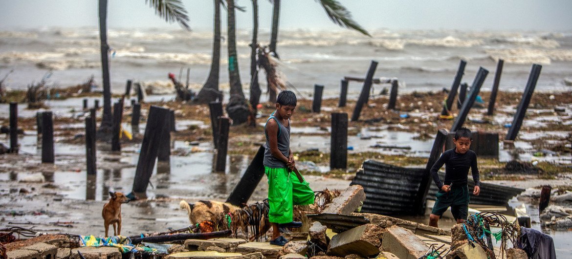 Los niños buscan trozos de madera para ayudar a sus padres a reconstruir su casa después de que fuera destruida por los fuertes vientos del huracán Iota en Nicaragua.