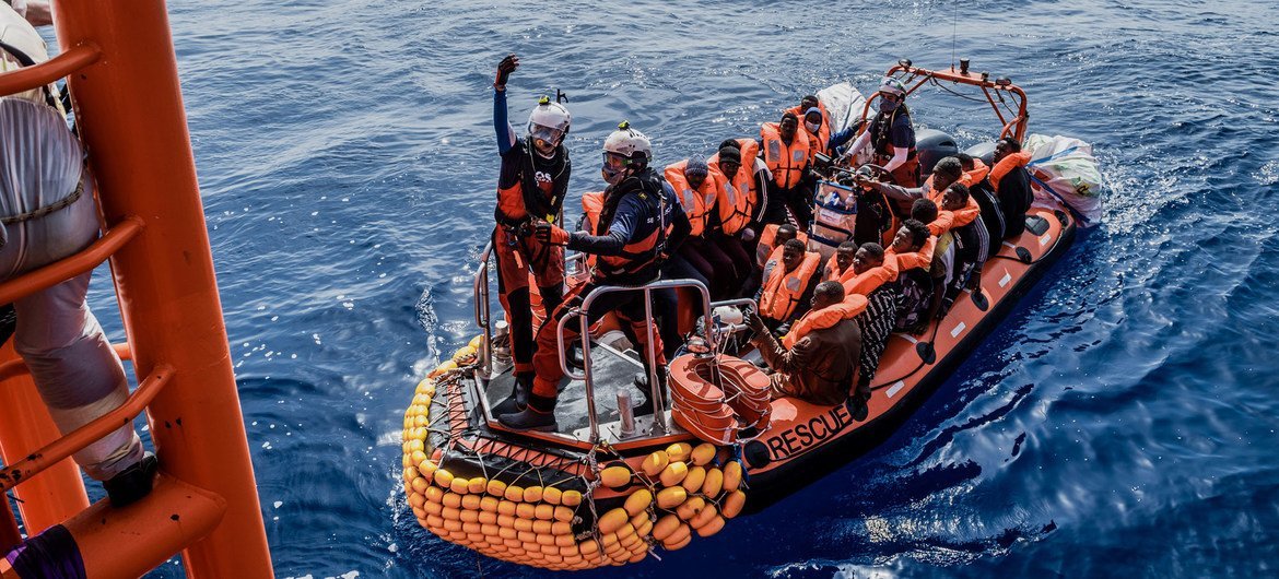 Des migrants sont secourus au large des côtes libyennes en avril par l'ONG SOS Méditerranée. 