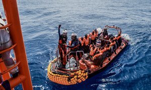 Des migrants sont secourus au large des côtes libyennes en avril par l'ONG SOS Méditerranée. 