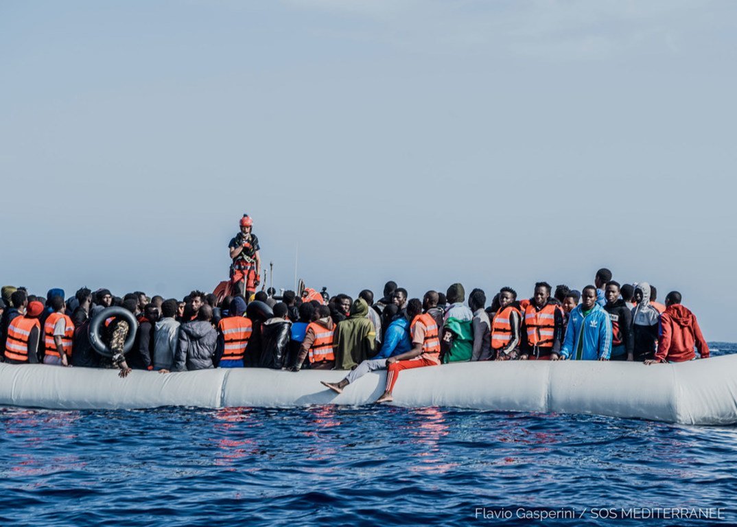 Des migrants continuent de faire la périlleuse traversée maritime de la Méditerranée entre la Libye et l'Europe. 