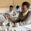 赞比亚的一所中学内的女生正在上化学实验课。