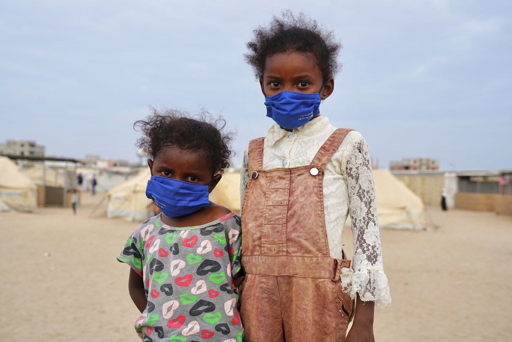 Dos niñas que han sido desplazadas debido al conflicto viven ahora en un asentamiento apoyado por ACNUR en las afueras de Adén, Yemen.