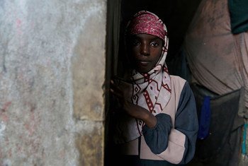 也门亚丁城内一名流离失所的女童。