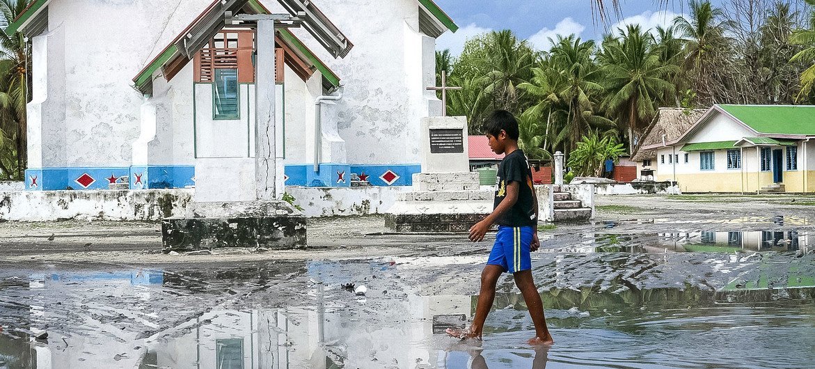 L'archipel de Tuvalu dans l'océan Pacifique est menacé par la hausse du niveau de la mer liée au changement climatique.