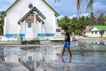Островное государство Тувалу подвергается серьезным угрозам в связи с ростом уровня океана, вызванным изменением климата. 