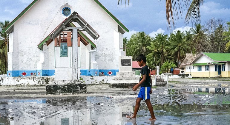 L'archipel de Tuvalu dans l'océan Pacifique est menacé par la hausse du niveau de la mer liée au changement climatique.