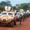 Des Casques bleus de la MINUSCA en patrouille à Bangassou, en République centrafricaine.