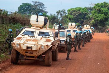 中非稳定团维和人员在中非共和国班加苏巡逻。
