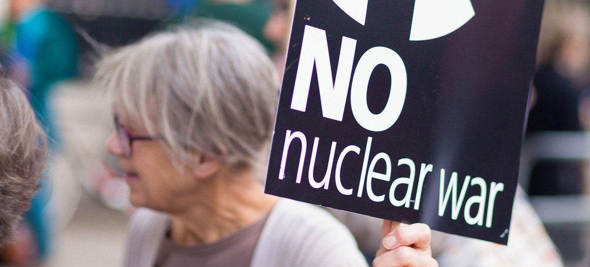 भावी पीढ़ियों की सुरक्षा और परमाणु निरस्त्रीकरण के लिये कार्यकर्ता प्रदर्शन कर रहे हैं. 