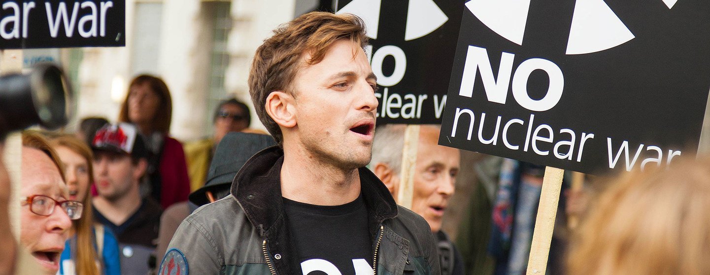 من الأرشيف: متظاهرون في المملكة المتحدة يتظاهرون ضد الأسلحة النووية.