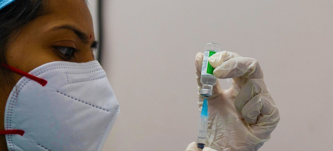 Enfermeira prepara dose de vacina na Índia. 