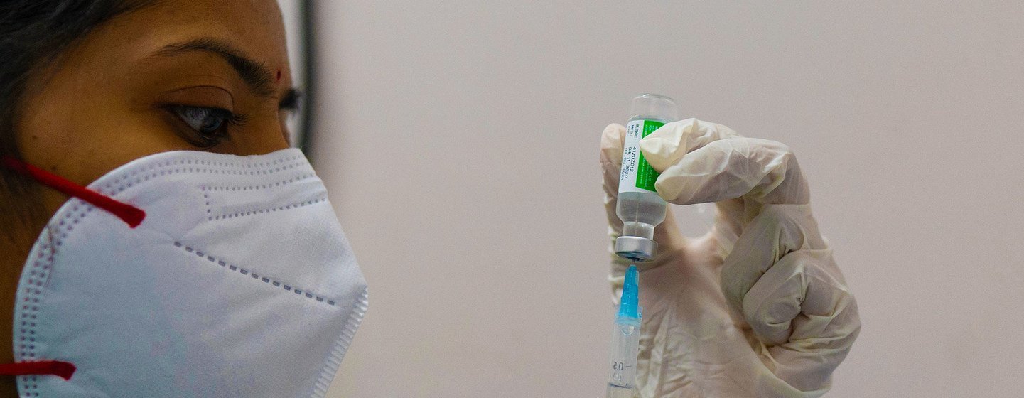 Une professionnelle de la santé se préparant à administrer un vaccin contre la Covid-19