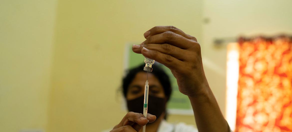 भारत में विशाल पैमाने पर कोविड-19 की रोकथाम के लिये टीकाकरण कार्यक्रम की शुरुआत हुई है.