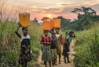 Jóvenes tienen que caminar mucho para recoger agua en Yangambi, República Democrática del Congo.