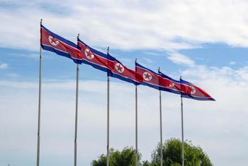 Banderas de Corea del Norte ondeando en Pyangyang.