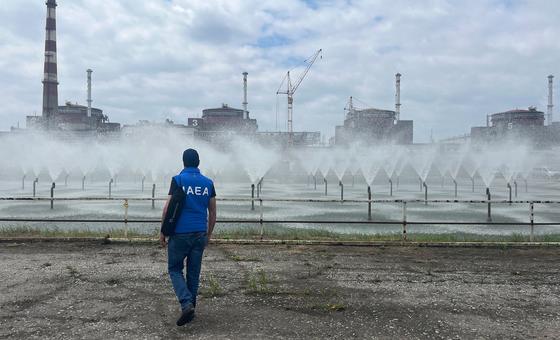 El director general de la OIEA, Rafael Mariano Grossi, visita la central nuclear de Zaporizhzhya y sus alrededores con su equipo durante una visita oficial a Ucrania.
