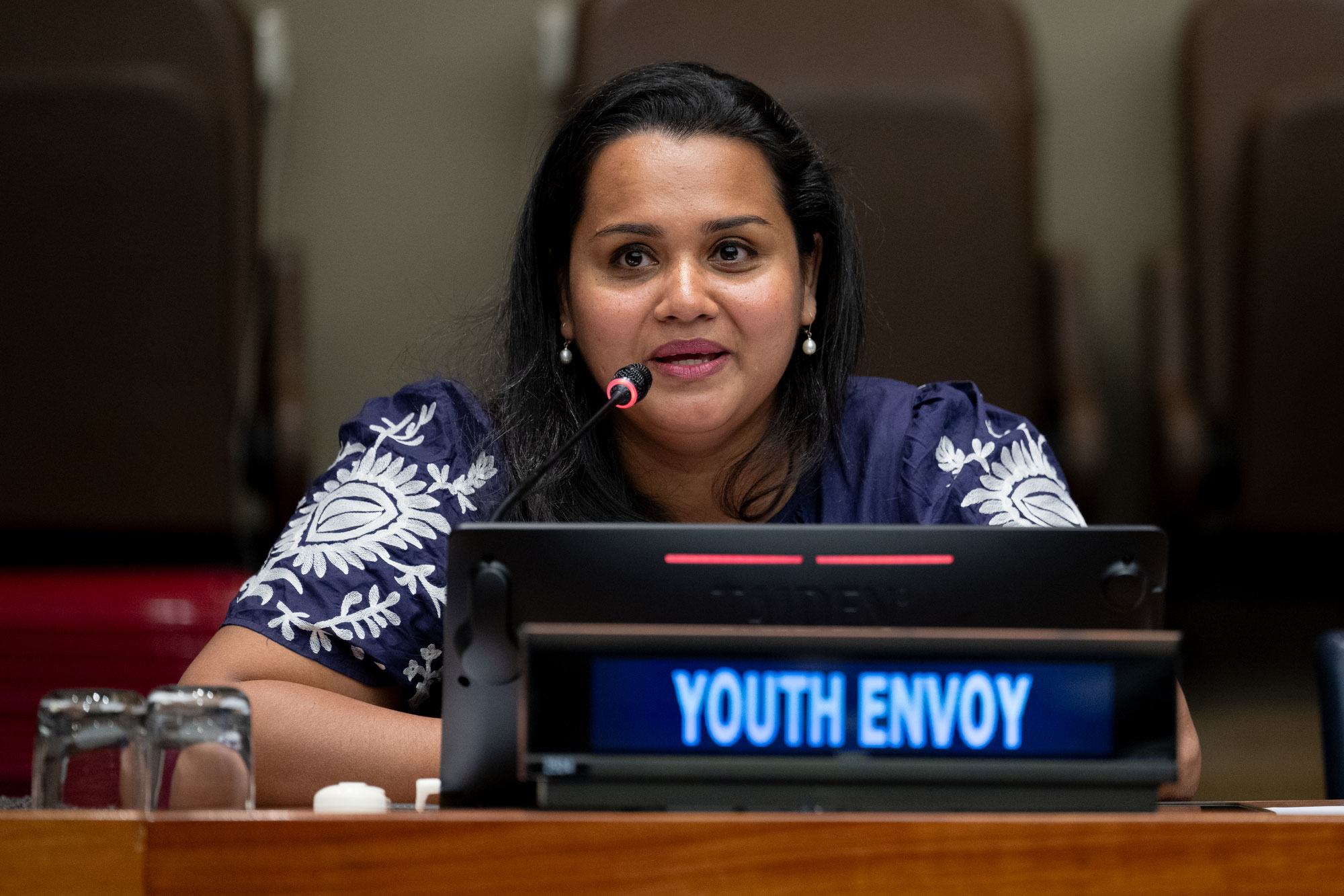 联合国秘书长青年人问题特使贾亚特玛在国际和平日青年活动上发言。