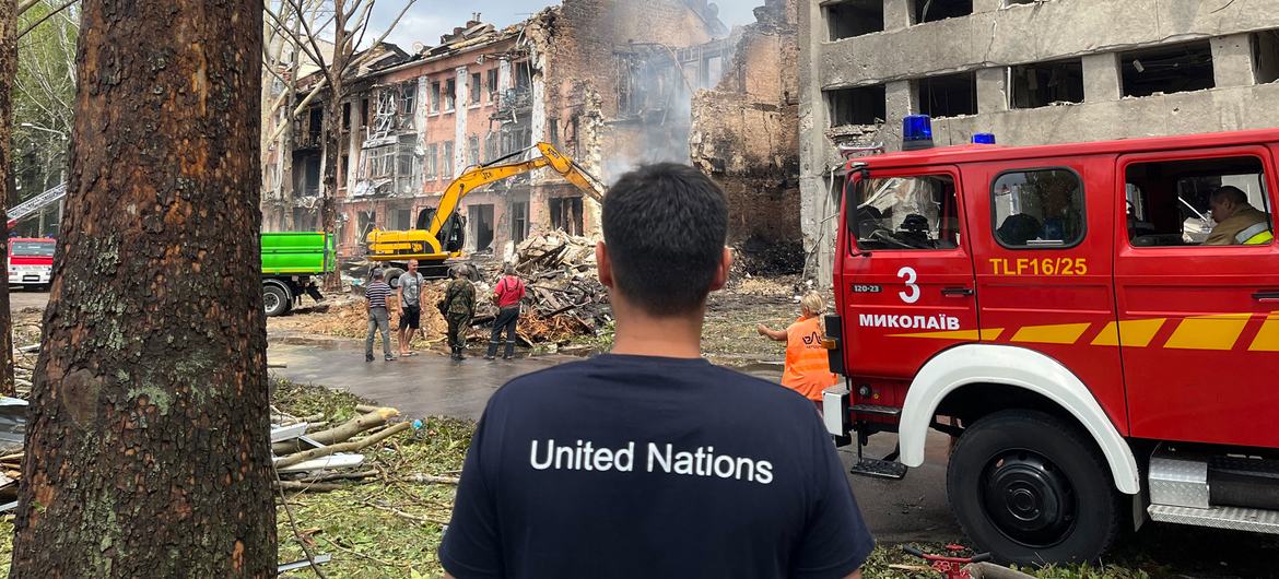 संयुक्त राष्ट्र द्वारा यूक्रेन के मिकोलाइव शहर में हमले से हुई क्षति का आकलन किया जा रहा है.