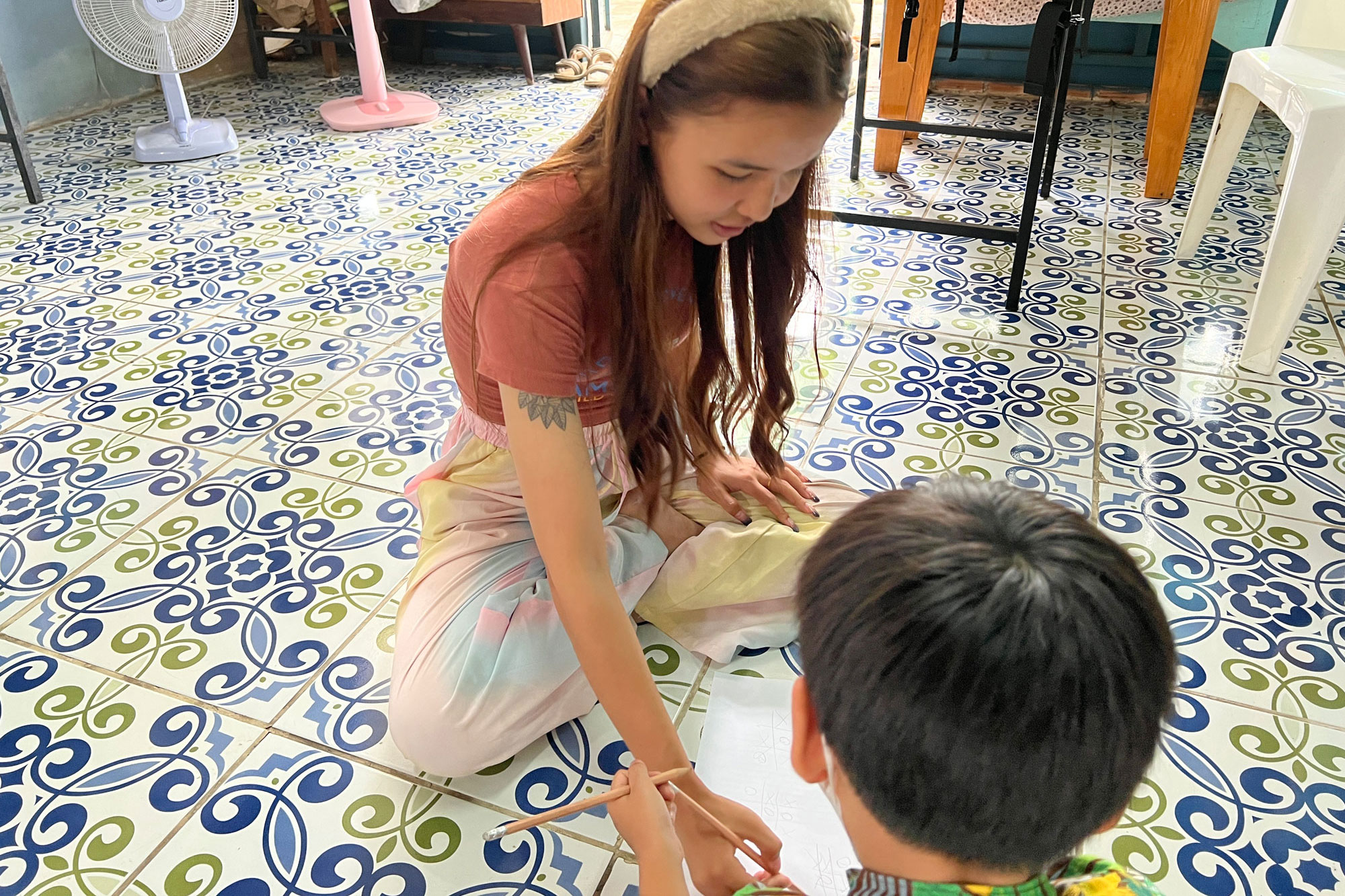 Aorn plays with her six-year-old son at the Khon Wai Sai centre.