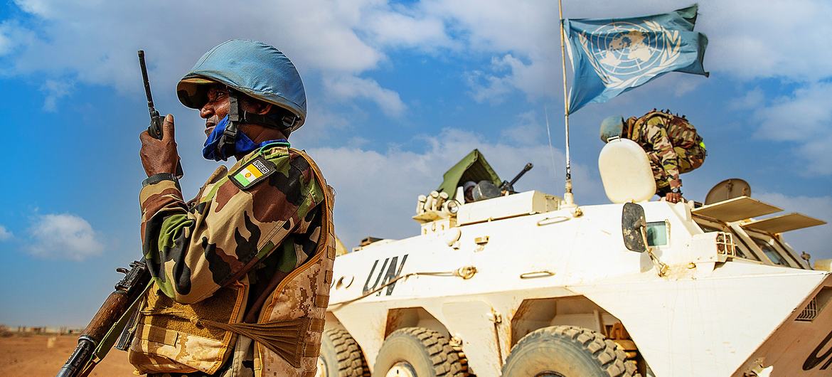 Soldados da paz do contingente nigeriano da MINUSMA fornecem segurança no leste do Mali.