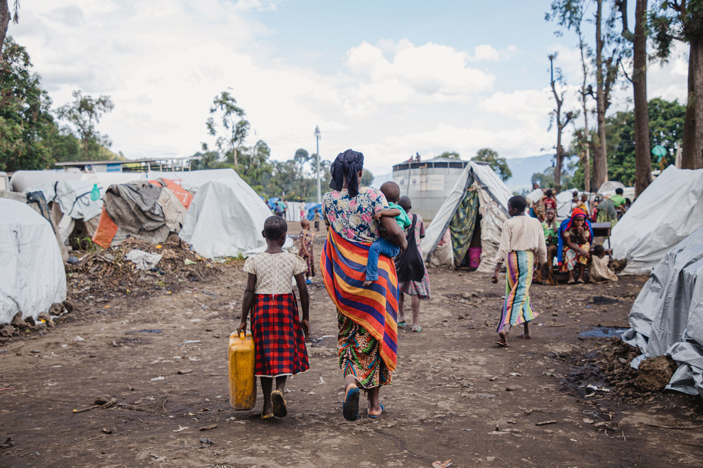Une mère et ses enfants marchent dans un camp de personnes déplacées à Goma, dans l'est de la République démocratique du Congo.