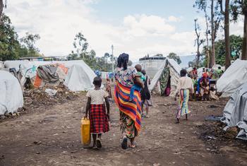 Une mère et ses enfants marchent dans un camp de personnes déplacées à Goma, dans l'est de la République démocratique du Congo.