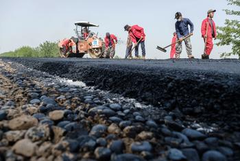 Trabajadores construyen una carretera en Tayikistán.