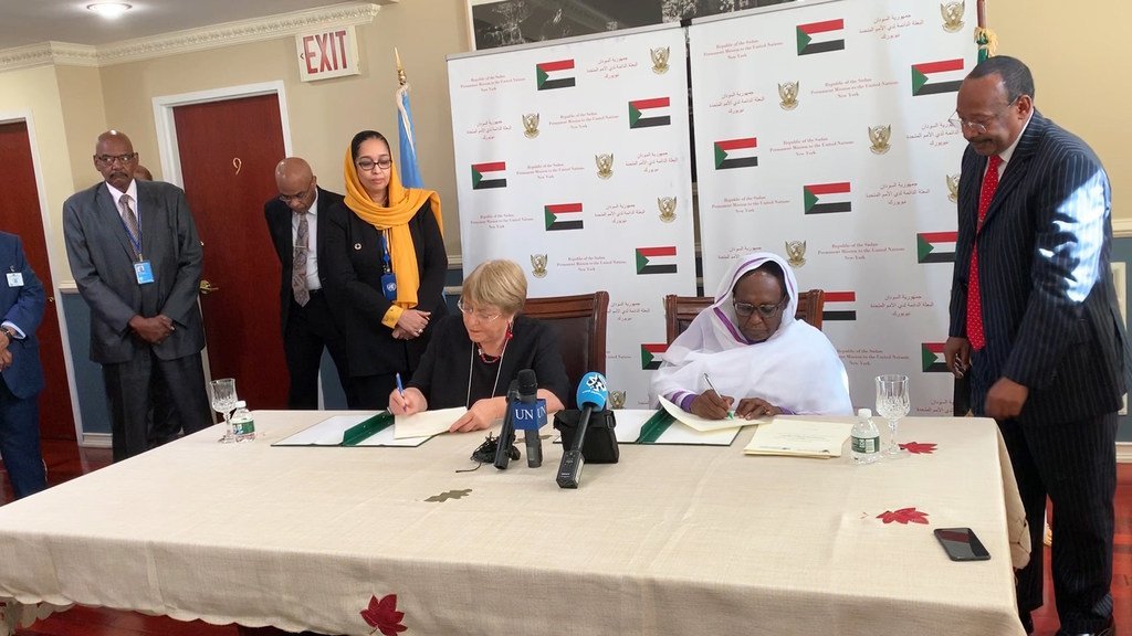 联合国人权事务高级专员米歇尔·巴切莱特(左)和苏丹外交部长阿斯玛·穆罕默德·阿卜杜拉签署协议，在苏丹设立联合国人权办事处。