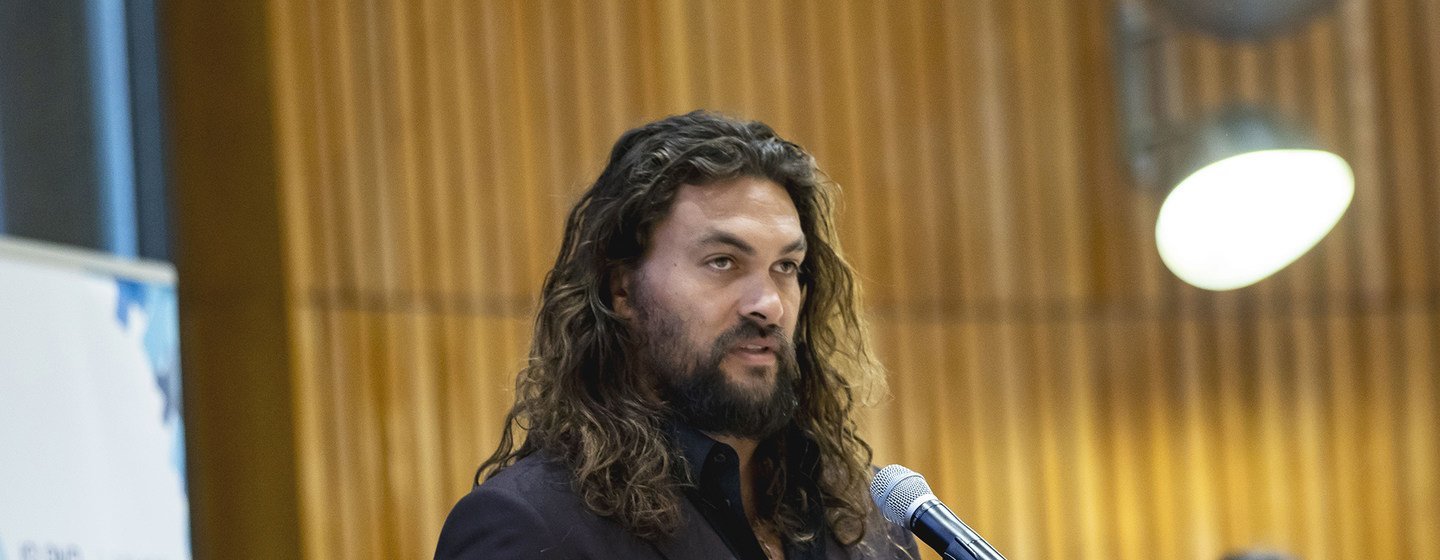 Jason Momoa, ator e ativista defensor dos oceanos, discursa na Reunião de Alto Nível sobre Pequenos Estados Insulares em Desenvolvimento.