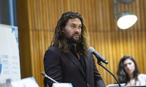 Jason Momoa, ator e ativista defensor dos oceanos, discursa na Reunião de Alto Nível sobre Pequenos Estados Insulares em Desenvolvimento.