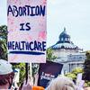 Des manifestants dénoncent la décision de la Cour suprême des États-Unis de criminaliser le droit des femmes à l'avortement.