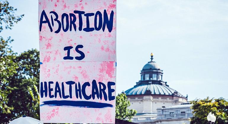 Los manifestantes se manifiestan contra la decisión de la Corte Suprema de los Estados Unidos de criminalizar el derecho de las mujeres al aborto.