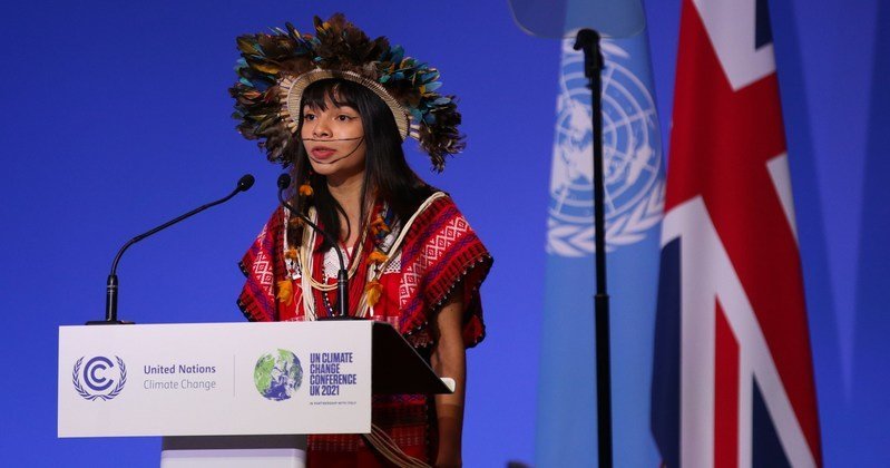 Txai Surui, da Amazônia, conta a líderes na COP26 que sua amiga foi morta por proteger a floresta