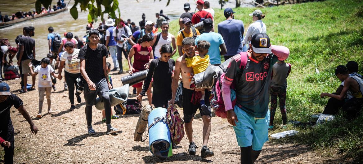Des migrants épuisés arrivent dans un centre d'accueil temporaire au Panama après avoir traversé la jungle du Darién.