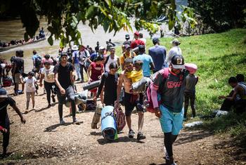 Migrantes llegan a un centro de acogida temporal en Panamá tras cruzar la selva del Darién.