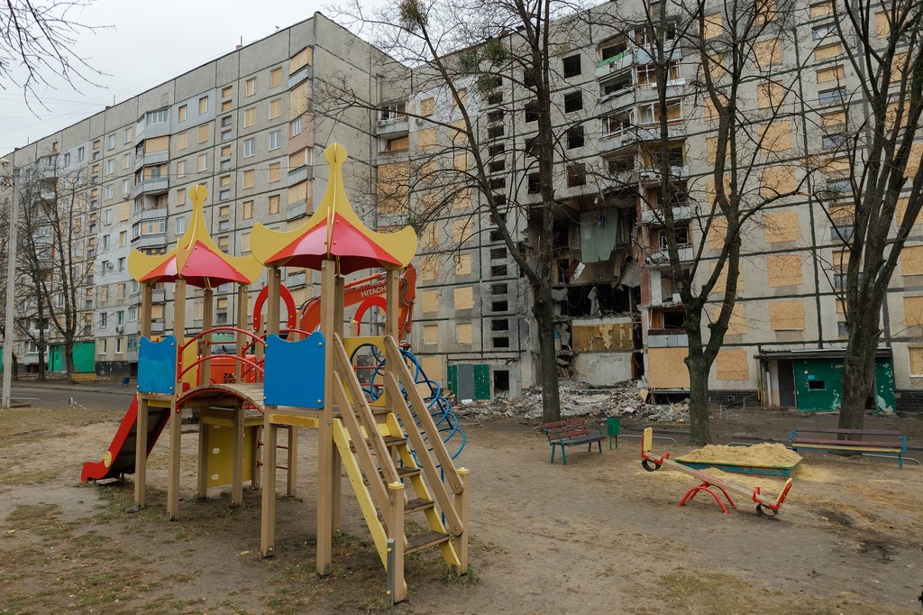 Une aire de jeux pour enfants devant un immeuble résidentiel gravement endommagé à Saltivka, Kharkiv. (archive)