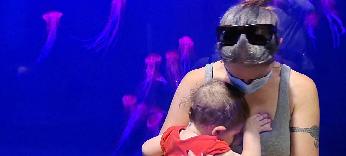 Une femme allaite sa fille à l'Aquarium de Québec, au Canada.