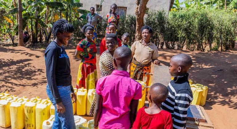 Vanessa Nakate Balozi mwema wa UNICEF akiwa na watoto wakichota maji nchini Rwanda.