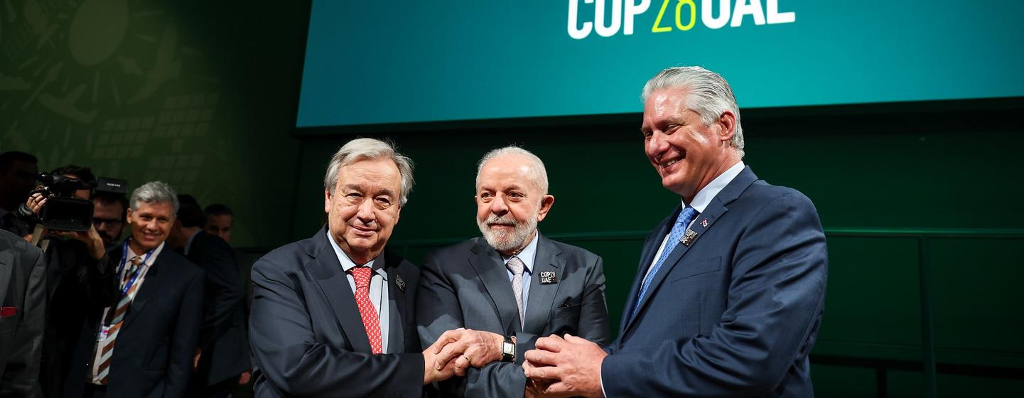 الأمين العام (يسار) مع رئيسي البرازيل وكوبا في قمة الـ77 والصين، في مؤتمر الأمم المتحدة للمناخ في دبي.