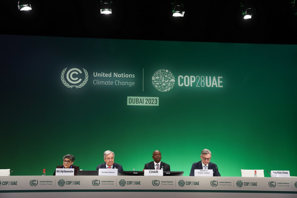 Le Secrétaire général des Nations Unies, António Guterres (au centre à gauche), et d'autres intervenants lors de la réunion de haut niveau sur les pays en développement sans littoral (PDSL) qui s'est tenue lors du sommet mondial de l'action pour le clima…