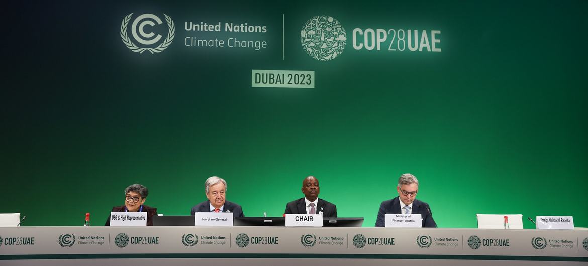 Secretário-geral da ONU António Guterres (centro esquerda) e outros painelistas na reunião de alto nível sobre Países em Desenvolvimento sem Litoral (LLDCs) realizada durante a Cúpula de Ação Climática Global na COP28, em Dubai, Emirados Árabes Unidos.