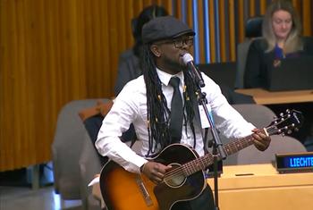 L'artiste haïtien et Ambassadeur de bonne volonté de l'UNICEF Jean Jean Roosevelt se produit lors de la session spéciale de l'ECOSOC « Les enfants d'Haïti ne peuvent pas attendre ».
