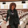 Gaby Moreno se encuentra en una gran y moderna sala de conferencias en la sede de UNICEF .