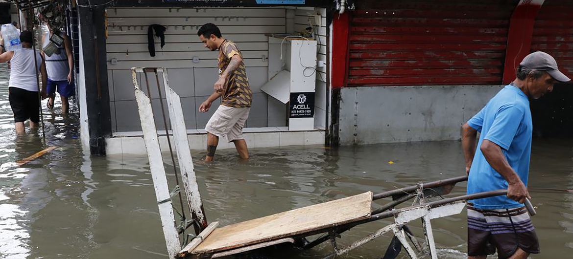 Eventos climáticos como inundações e secas podem levar de oitocentos mil a 3 milhões de brasileiros à pobreza extrema até 2030.