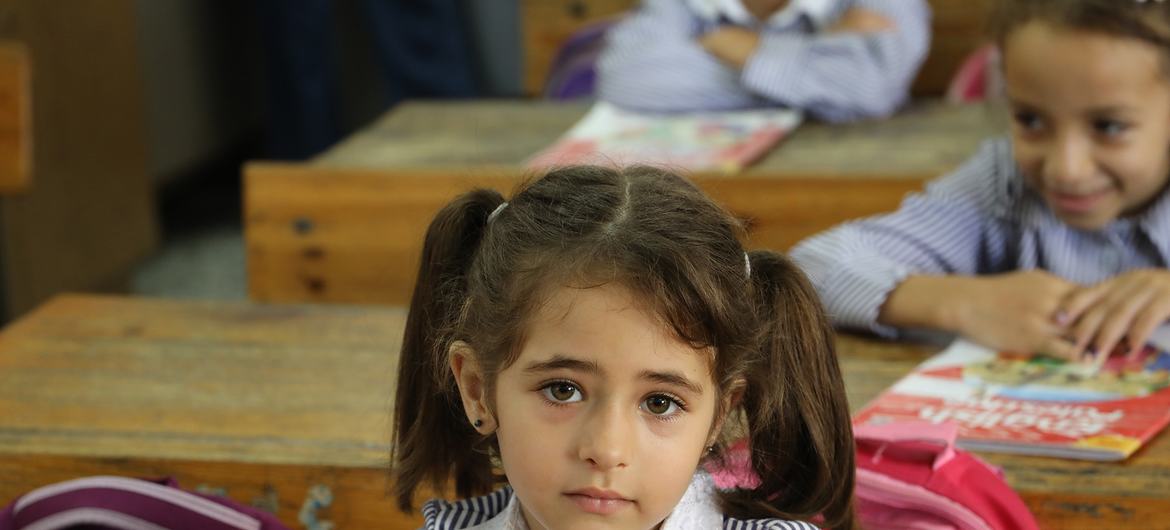 طالبة في مدرسة من مدارس الأونروا في مخيم جنين للاجئين الفلسطينيين في الضفة الغربية.
