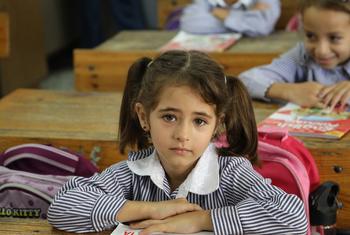 Una alumna en el campo de refugiados de Yenín, Cisjordania, Palestina.