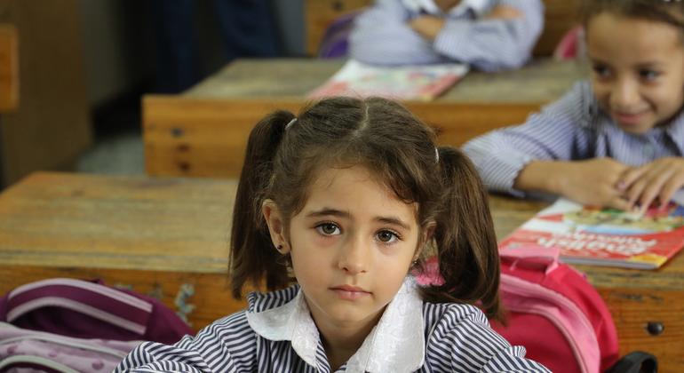 Una alumna en el campo de refugiados de Yenín, Cisjordania, Palestina.
